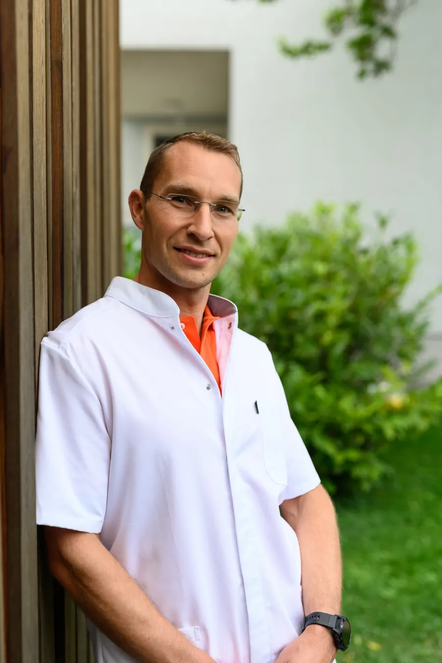 Portrait von Priv.-Doz. Dr. Lukas Zak vor der Ordination